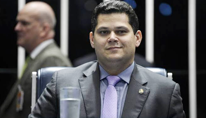 Senadores gastam o dinheiro público com aviões, banquetes e&nbsp;carrões