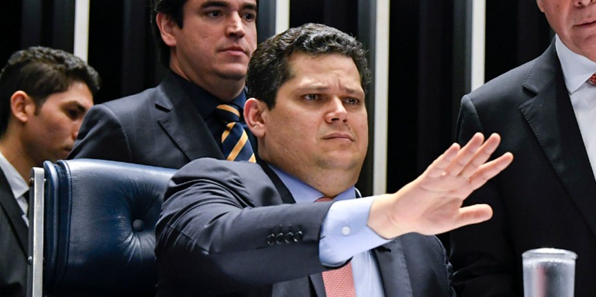 Malafaia ameaça Alcolumbre, e políticos do Amapá mandam "pastorzinho" ler a&nbsp;Bíblia