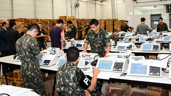Defesa questiona TSE sobre dúvidas dos militares com as&nbsp;eleições