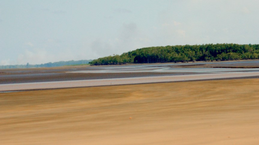 Avanço do mar está riscando do mapa única praia de água salgada do&nbsp;Amapá