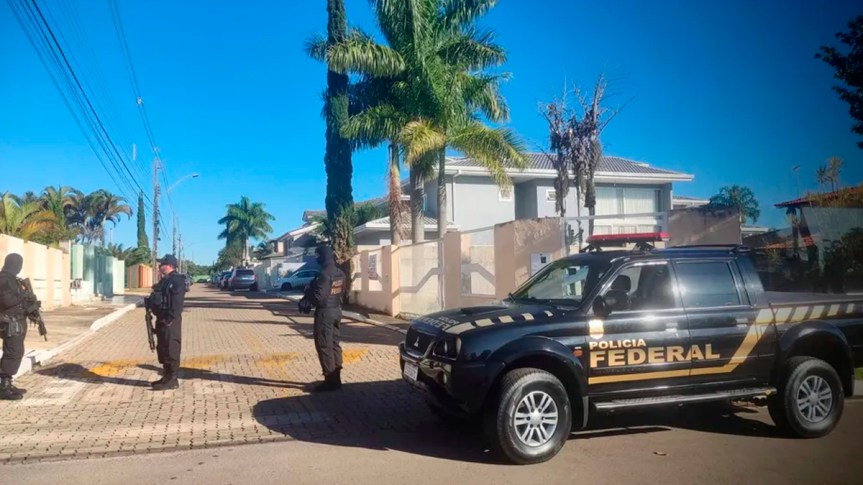 Polícia Federal vasculha casa de Jair Bolsonaro atrás de dados falsos sobre vacinação contra a&nbsp;covid-19