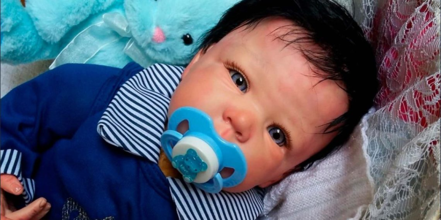 A busca por conexão emocional em meio à solidão está levando muitos brasileiros a adotarem bebês&nbsp;reborn