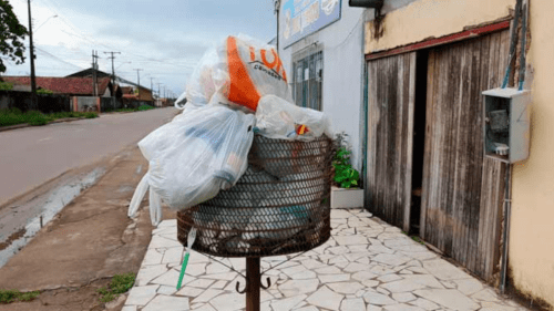 Lixeiras domésticas se tornam fonte de alimento para famílias em situação de miséria em&nbsp;Macapá